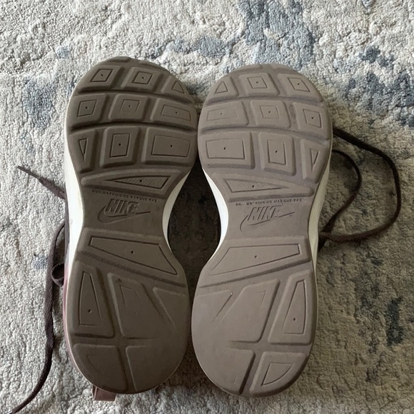 SET OF POOR QUALITY SHOES - Picture 9 of 10